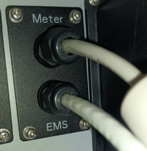 Připojený komunikační kabel (UTP) ve střídači